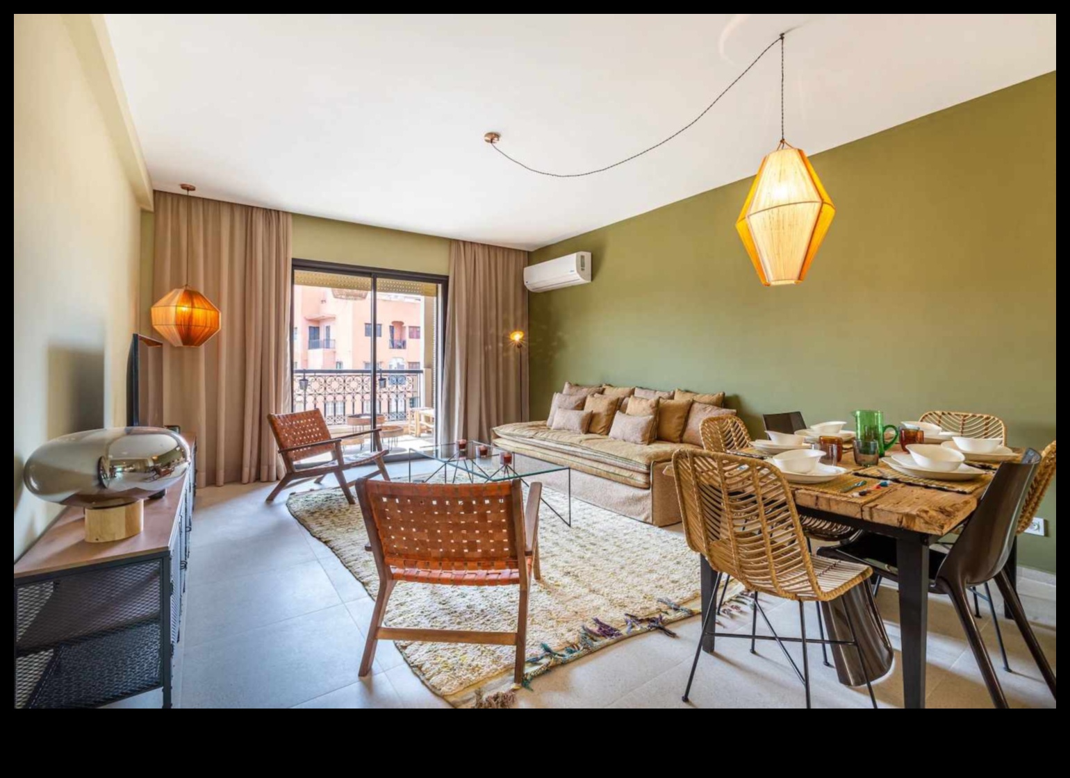 Kas ir nepieciešams, lai izveidotu Marokas dzīvojamās istabas dekoru ar mūsdienīgu pieskaņu?