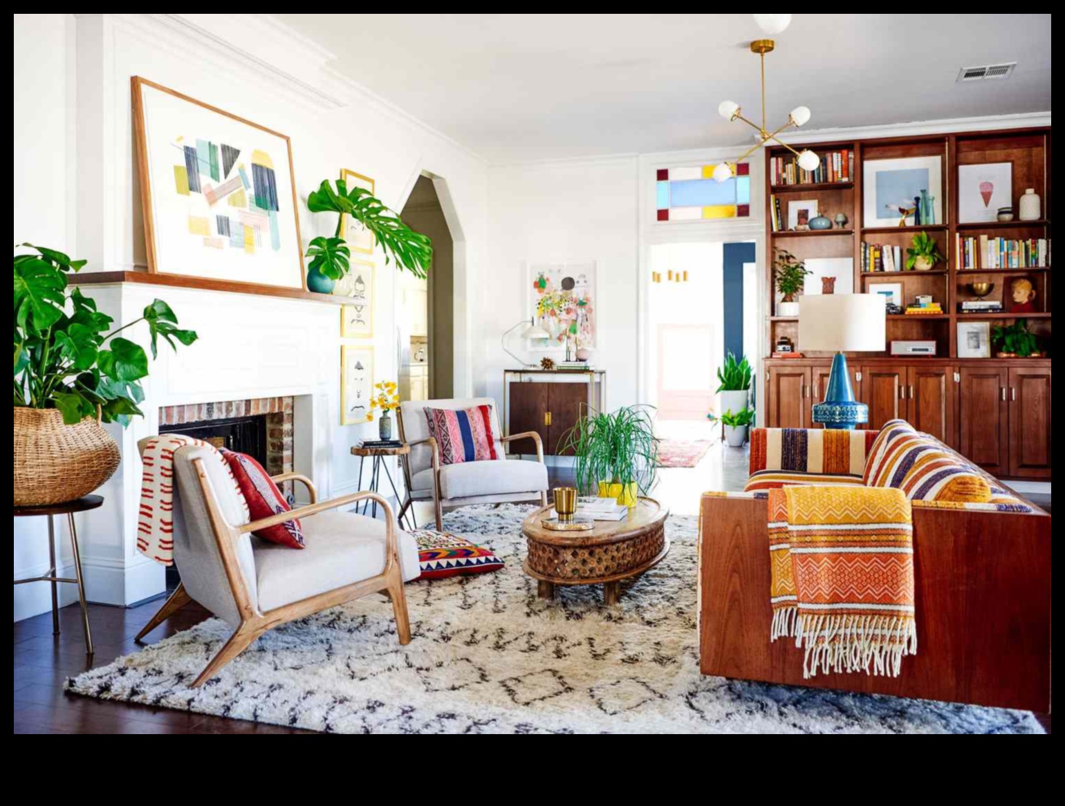 Kas ir nepieciešams, lai izveidotu Marokas dzīvojamās istabas dekoru ar mūsdienīgu pieskaņu?