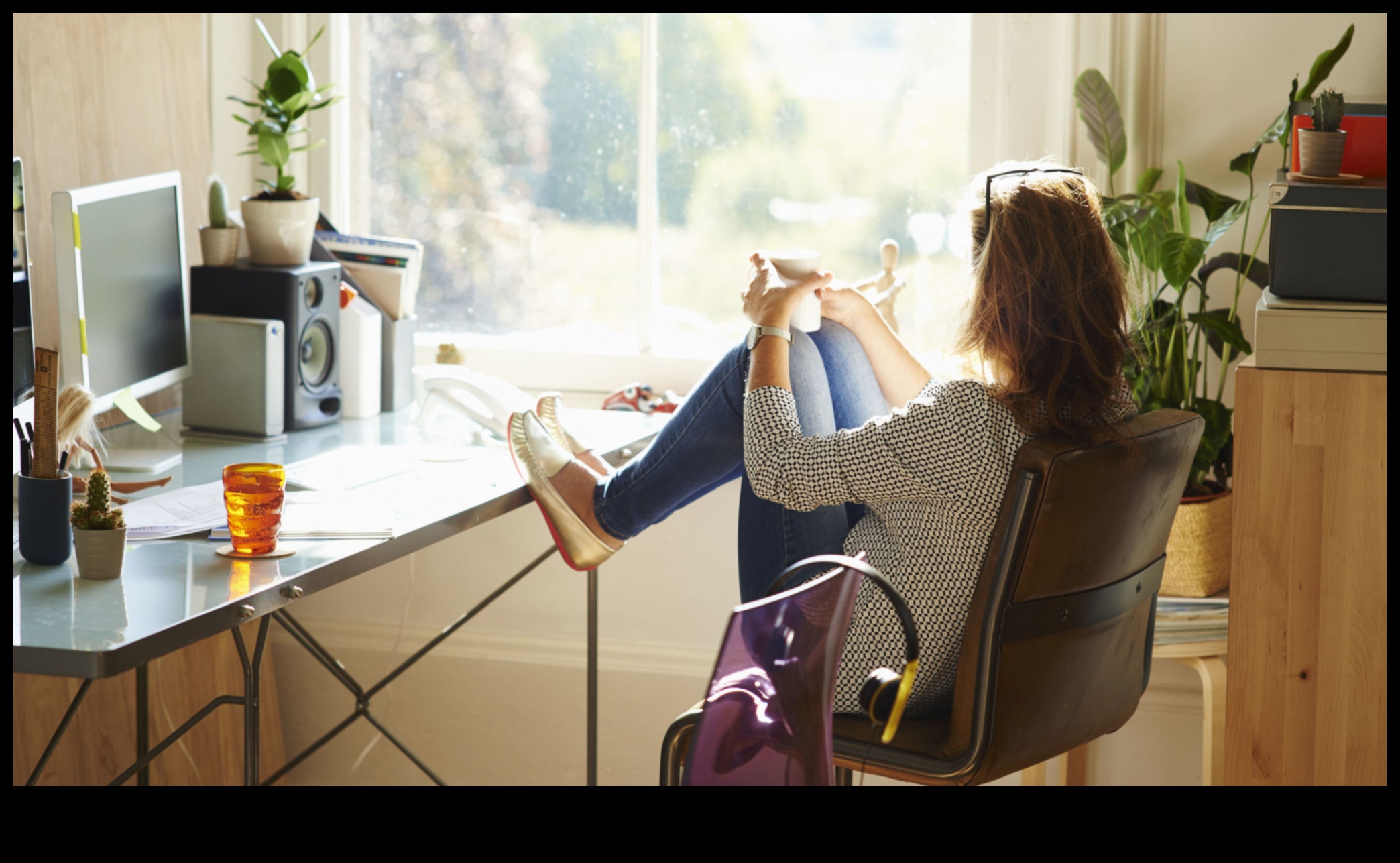 Home Office Harmony: elektronika efektīvas darba vides radīšanai