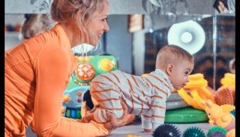 Nelieli panākumi: atzīmējiet pagrieziena punktus ar mazuļa pirmajām rotaļlietām